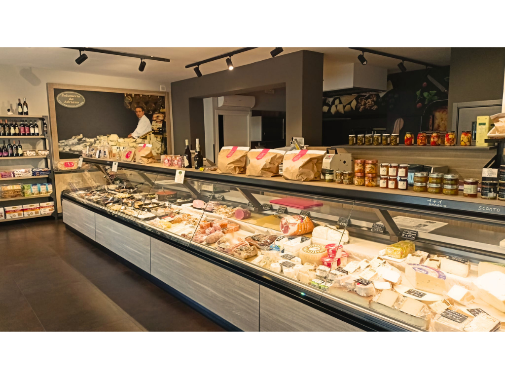 Banco gastronomia con salumi, formaggi e conserve della Salumeria da Adriano