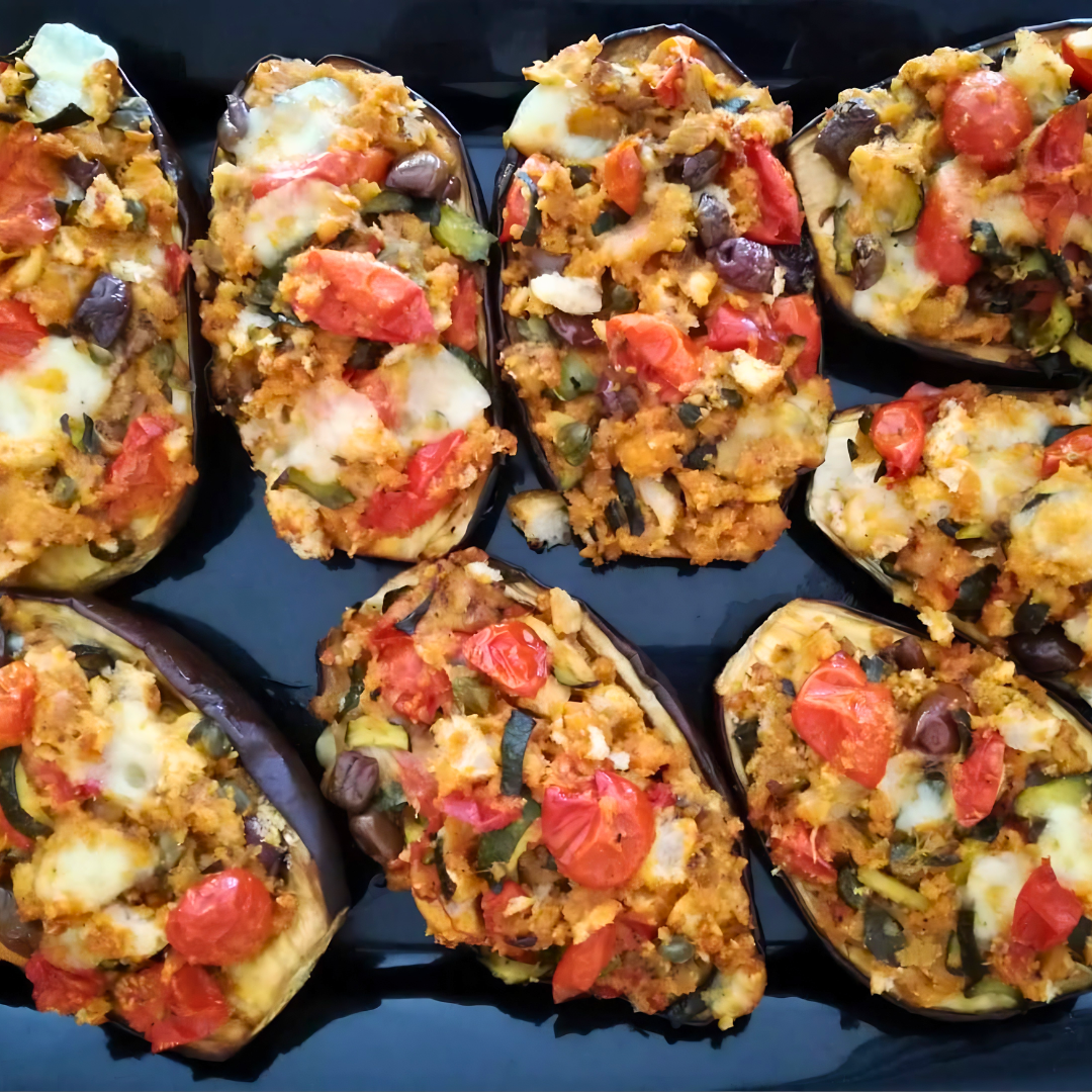 Melanzane ripiene al forno con pomodorini, olive e mozzarella