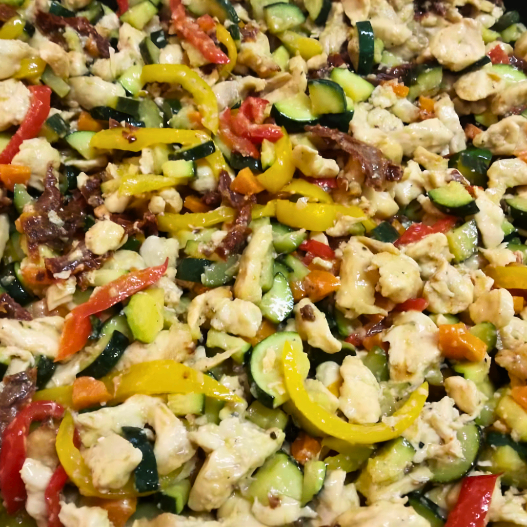 Straccetti di pollo saltati con verdure fresche di stagione